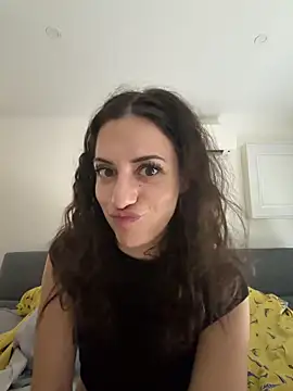 Snapshot of CoquineCharmeuse chatting on May 12, 12:24 pm CoquineCharmeuse online show from May 12, 12:24 pm