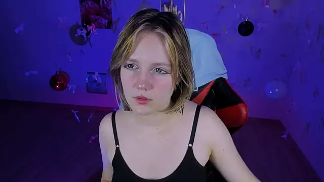 Snapshot of madeline_doll chatting on December 18, 5:35 am madeline doll online show from December 18, 5:35 am