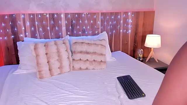 Snapshot of KrystalWoodss chatting on December 16, 3:55 am KrystalWoodss online show from December 16, 3:55 am