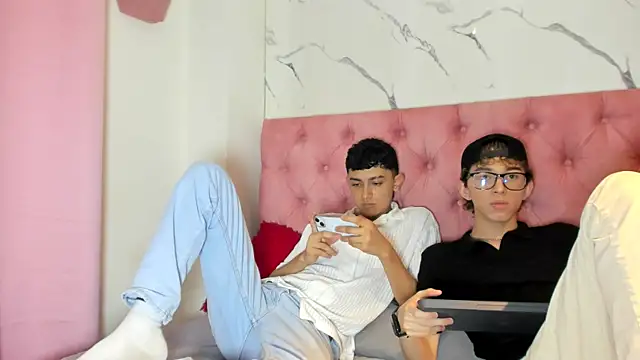 Snapshot of double_temptation2 chatting on December 13, 8:36 pm double temptation2 online show from December 13, 8:36 pm