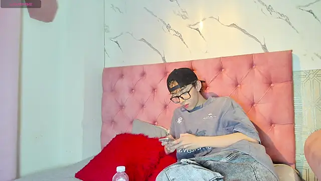 Snapshot of double_temptation2 chatting on December 17, 8:59 pm double temptation2 online show from December 17, 8:59 pm