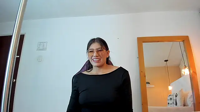 liaa moretti  online show from February 8, 1:14 pm