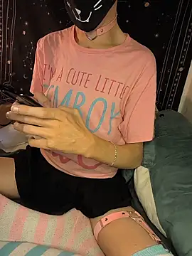 Snapshot of Femboitea-official chatting on December 15, 10:25 pm Femboitea-official online show from December 15, 10:25 pm