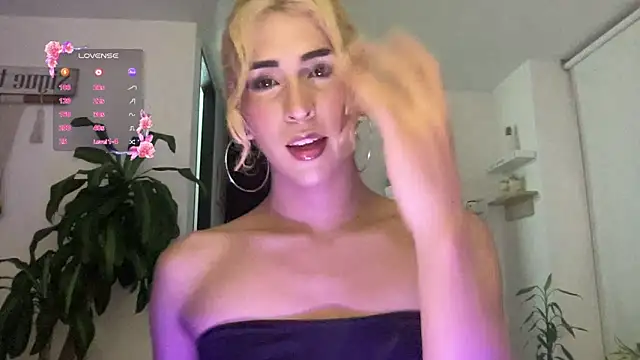 Snapshot of isa_fox_23 chatting on January 8, 12:57 am isa fox 23 online show from January 8, 12:57 am