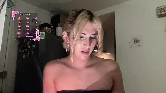 Snapshot of isa_fox_23 chatting on February 6, 12:26 am isa fox 23 online show from February 6, 12:26 am