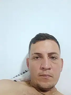 Snapshot of Elmonito18 chatting on December 22, 3:20 pm Elmonito18 online show from December 22, 3:20 pm