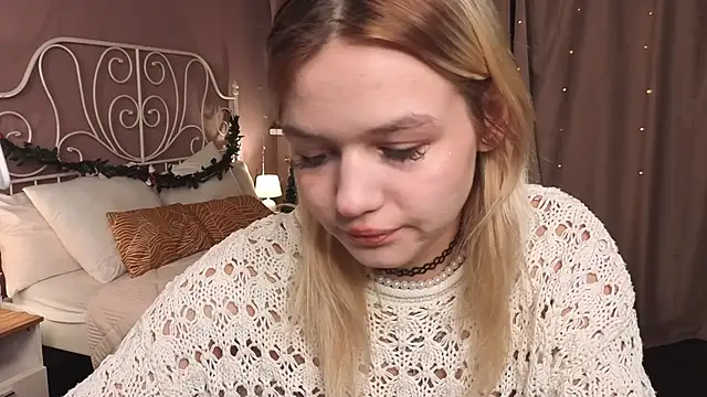 Snapshot of KianaVision chatting on December 15, 5:44 am KianaVision online show from December 15, 5:44 am