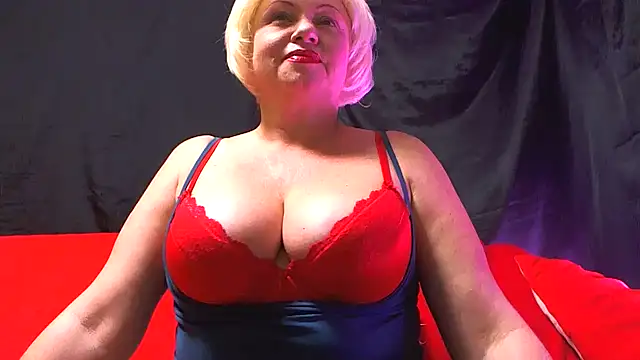 Snapshot of NaughtyMILF4UX chatting on January 18, 10:30 am NaughtyMILF4UX online show from January 18, 10:30 am