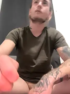 Snapshot of roro25ans chatting on December 17, 3:40 pm roro25ans online show from December 17, 3:40 pm