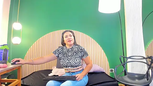 dahianeconnor online show from February 10, 12:20 pm