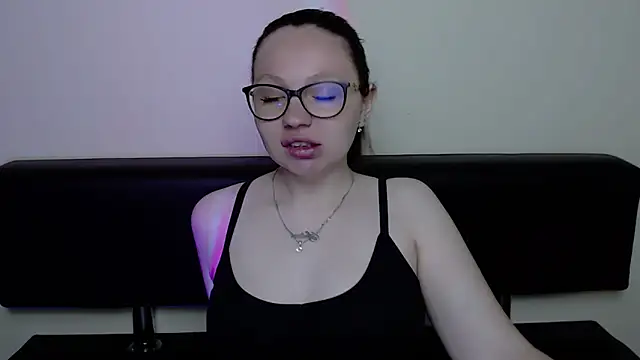 Snapshot of LiliaErmi chatting on May 17, 10:11 am LiliaErmi online show from May 17, 10:11 am