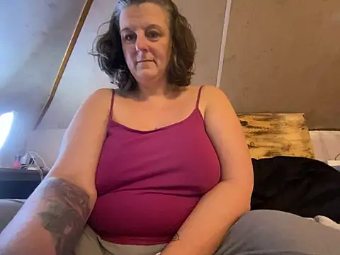 MommaBear5676 online show from December 15, 2:32 pm