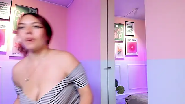 Snapshot of Lia_Roise chatting on December 15, 11:42 pm Lia Roise online show from December 15, 11:42 pm