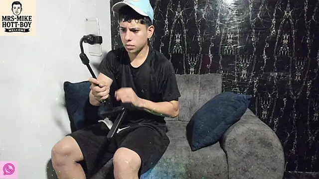 Snapshot of Mrs-mike-hott-boy chatting on December 16, 3:44 am Mrs-mike-hott-boy online show from December 16, 3:44 am