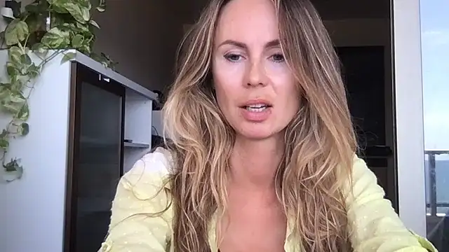 Snapshot of LeMilf chatting on June 17, 10:28 am LeMilf online show from June 17, 10:28 am