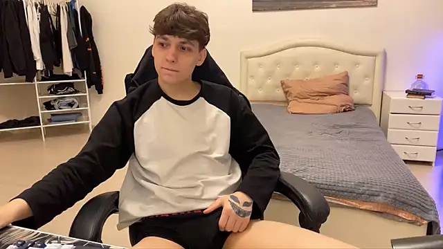 Snapshot of Matthew__Cooper chatting on December 18, 8:15 pm Matthew Cooper online show from December 18, 8:15 pm