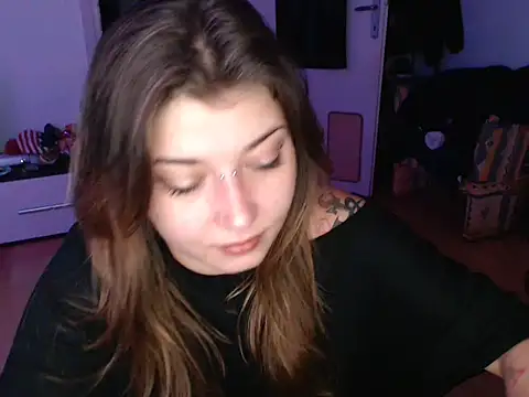 Snapshot of AlienforTwenty chatting on December 14, 6:52 am AlienforTwenty online show from December 14, 6:52 am