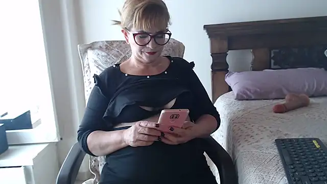 Snapshot of evelynsmithco chatting on May 26, 6:59 pm evelynsmithco online show from May 26, 6:59 pm