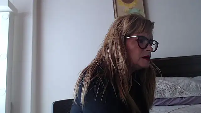 Snapshot of evelynsmithco chatting on June 4, 3:51 pm evelynsmithco online show from June 4, 3:51 pm