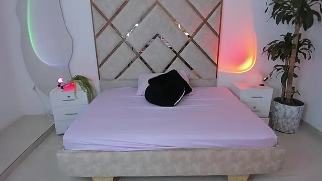 queenie staar online show from February 8, 11:30 pm