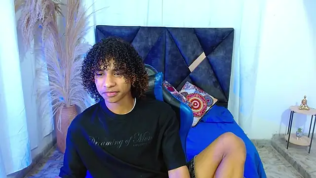 Snapshot of angelll18_ chatting on June 6, 9:19 pm angelll18 online show from June 6, 9:19 pm
