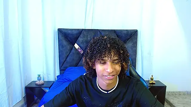 Snapshot of angelll18_ chatting on June 24, 8:52 pm angelll18 online show from June 24, 8:52 pm