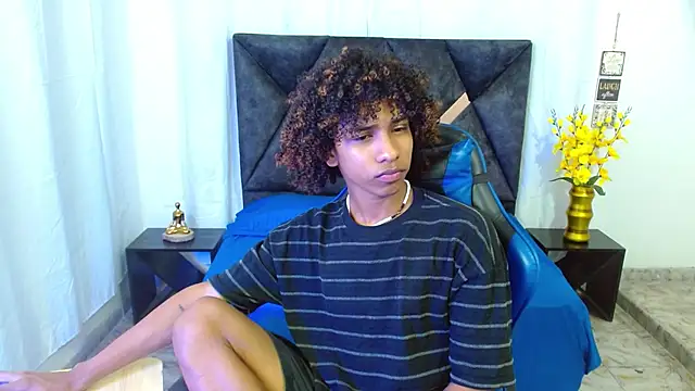Snapshot of angelll18_ chatting on July 7, 8:46 pm angelll18 online show from July 7, 8:46 pm