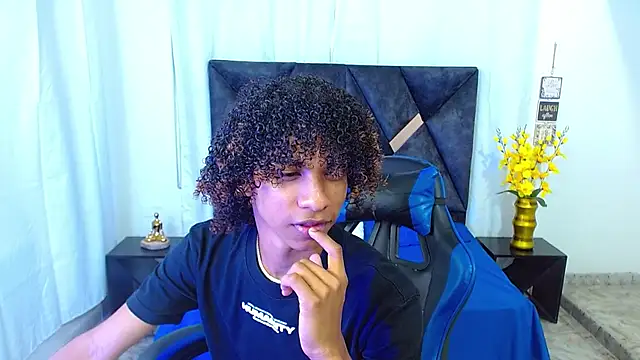 Snapshot of angelll18_ chatting on July 9, 8:35 pm angelll18 online show from July 9, 8:35 pm