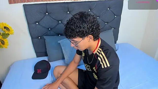 Snapshot of Antoniio_miller chatting on December 16, 12:54 pm Antoniio miller online show from December 16, 12:54 pm