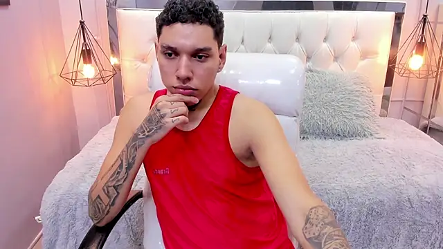 Snapshot of drake_miller7 chatting on December 18, 12:06 am drake miller7 online show from December 18, 12:06 am