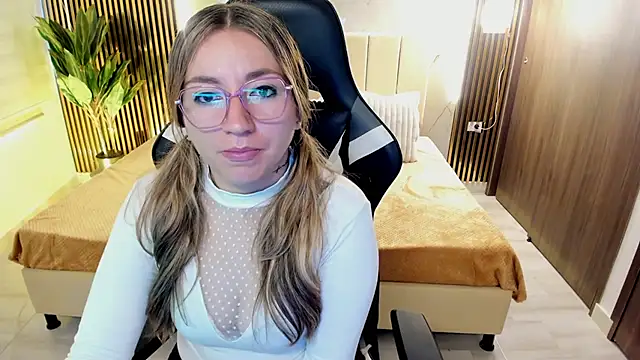 Snapshot of Violeta_Dream_ chatting on December 15, 2:43 pm Violeta Dream online show from December 15, 2:43 pm