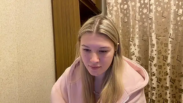 SkyeDavis online show from December 17, 7:20 pm