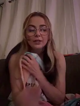 Snapshot of sugxrfox chatting on December 16, 6:29 am sugxrfox online show from December 16, 6:29 am