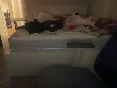 Snapshot of CologneAura chatting on April 6, 11:27 pm CologneAura online show from April 6, 11:27 pm