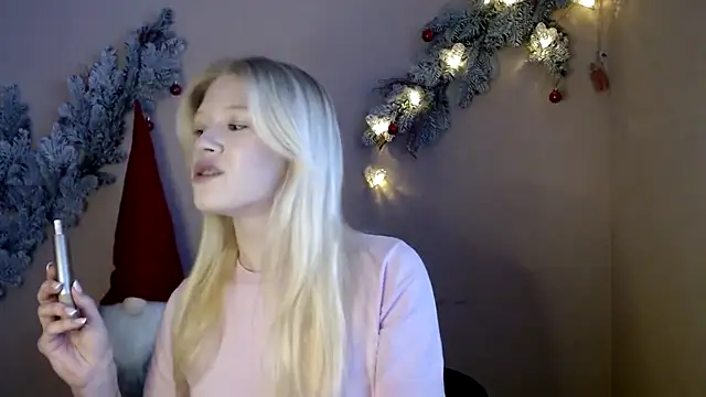 Snapshot of Aria__Moon chatting on December 16, 1:38 pm Aria Moon online show from December 16, 1:38 pm