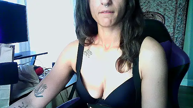 Snapshot of GoddessVikkii chatting on February 24, 7:34 pm GoddessVikkii online show from February 24, 7:34 pm