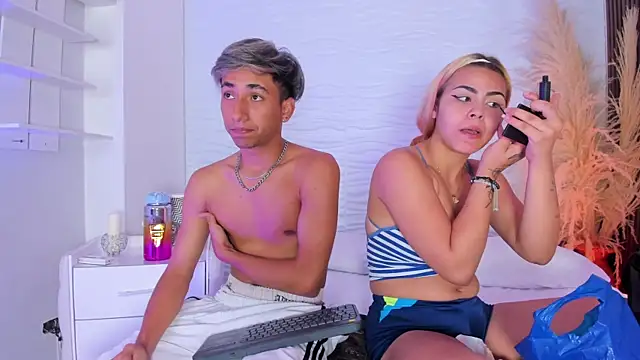 Snapshot of kimberlyAndOstin chatting on December 16, 12:43 pm kimberlyAndOstin online show from December 16, 12:43 pm