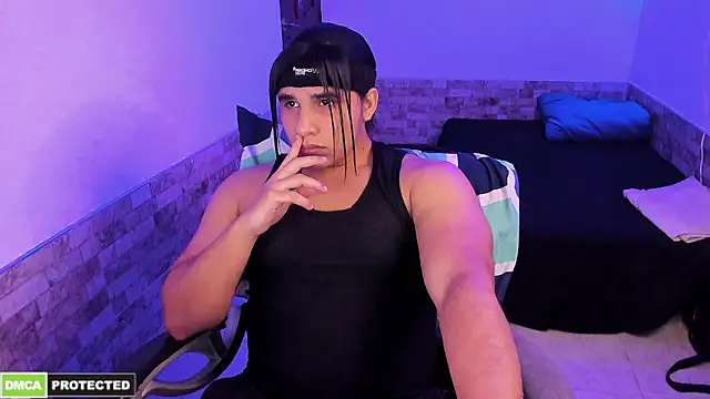 Snapshot of latinboyfit chatting on April 17, 4:15 am latinboyfit online show from April 17, 4:15 am