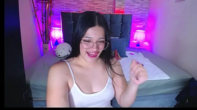 Snapshot of Valeri_hot22 chatting on May 9, 8:47 pm Valeri hot22 online show from May 9, 8:47 pm