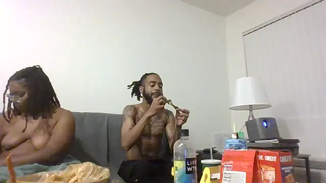 Snapshot of AverageAnt_ chatting on February 25, 4:44 am AverageAnt online show from February 25, 4:44 am