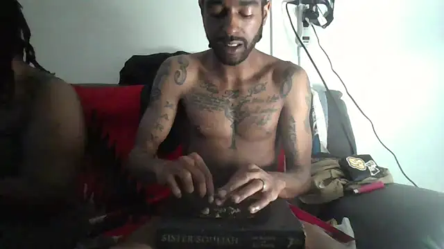 Snapshot of AverageAnt_ chatting on March 7, 11:24 pm AverageAnt online show from March 7, 11:24 pm