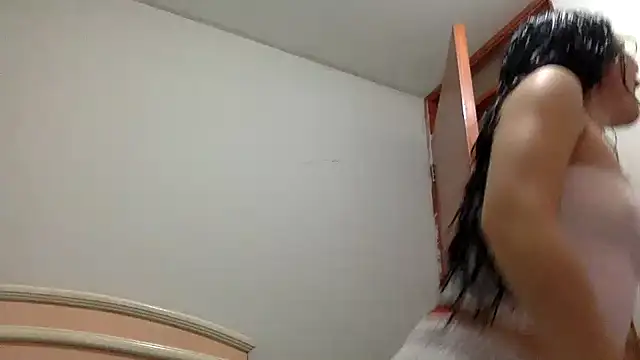 Snapshot of LatinDoll8 chatting on July 24, 9:46 pm LatinDoll8 online show from July 24, 9:46 pm