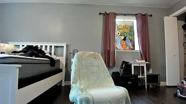 Snapshot of Studmuffin4you chatting on April 1, 3:53 pm Studmuffin4you online show from April 1, 3:53 pm