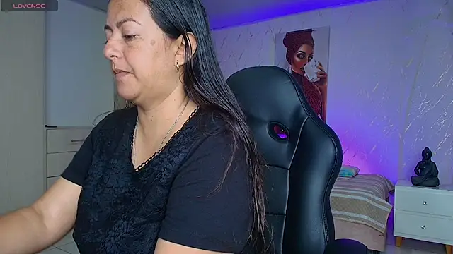 Snapshot of evelyn_harpeery chatting on May 9, 10:53 am evelyn harpeery online show from May 9, 10:53 am