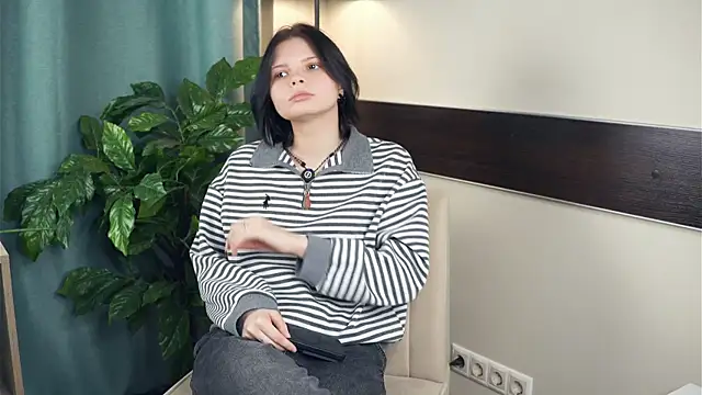 LurleneRanft online show from December 18, 8:42 am