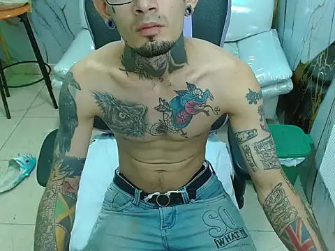 Snapshot of Boy_tatto77 chatting on May 4, 12:01 pm Boy tatto77 online show from May 4, 12:01 pm