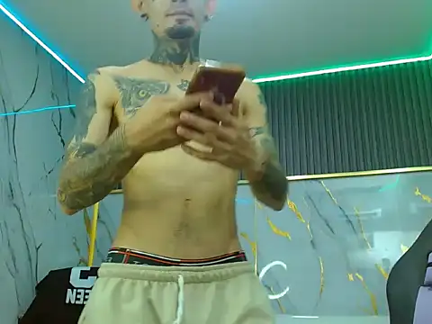 Snapshot of Boy_tatto77 chatting on May 17, 1:25 am Boy tatto77 online show from May 17, 1:25 am