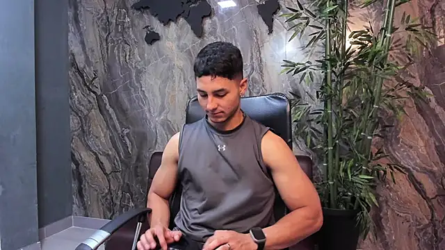 Snapshot of Noah_Clarkk chatting on May 5, 3:31 pm Noah Clarkk online show from May 5, 3:31 pm