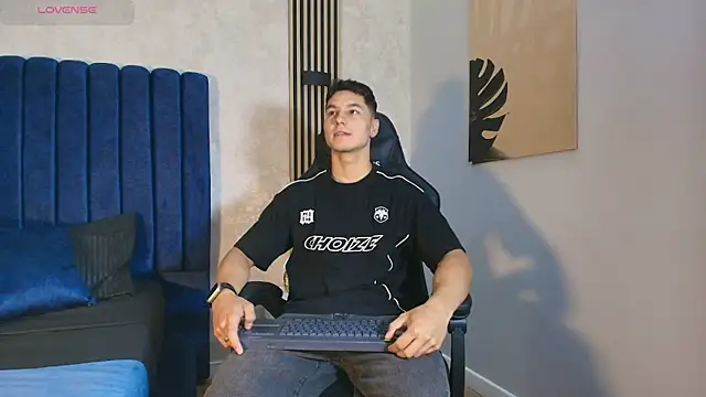 Snapshot of Noah_Clarkk chatting on May 12, 5:43 pm Noah Clarkk online show from May 12, 5:43 pm