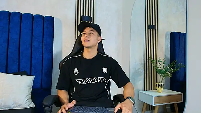 Snapshot of Noah_Clarkk chatting on May 17, 6:15 pm Noah Clarkk online show from May 17, 6:15 pm
